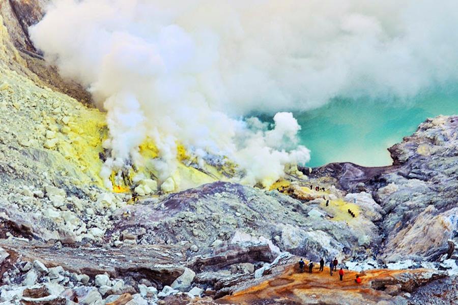Ijen Blue Fire Tour from Bali – 3D2N Volcano, Village & Coffee Adventure