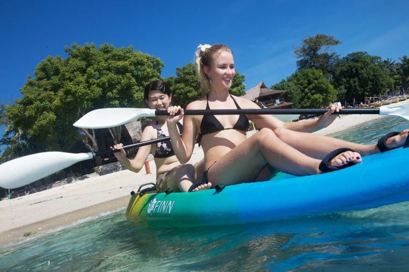beachclub-kayaking